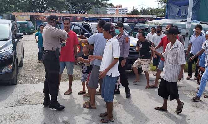 Polsek Japsel Himbau Pembatasan Jam Aktivitas di Terminal Entrop dan Bagi Masker