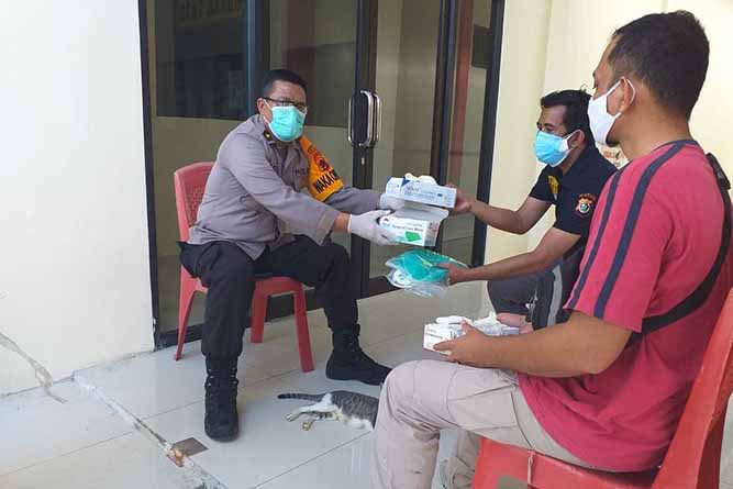 Wakapolresta Berikan APD Kepada Piket Jaga Tahanan di RS Bhayangkara