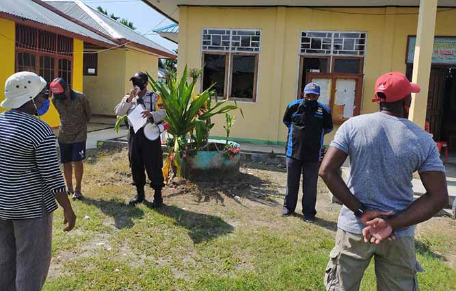 Bhabinkamtibmas Bersama Gustu Holtekam Himbau Warga Cegah Corona