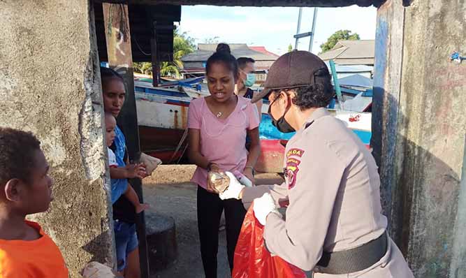 300 Bungkus Makanan di Distribusikan Ke Warga Terdampak Covid-19