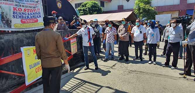 Masa Karantina Selesai, Wakapolresta Hadiri Pembukaan Portal di Pasar Hamadi