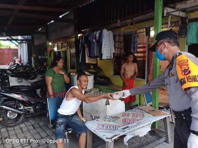 Hari Ke-7, Polresta Bagi Makanan Siap Saji di Hamadi Rawa II