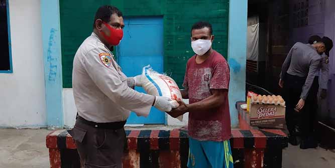 Polisi Sambangi Warga Berikan Bantuan Sembako di Distrik Japut