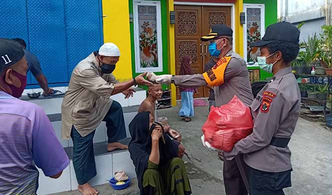 Personil Polresta Kembali Bagikan 300 Makanan Siap Saji di Hamadi Rawa I