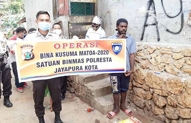 Polisi Kembali Sambangi Warga dan Membagikan Sembako di Argapura