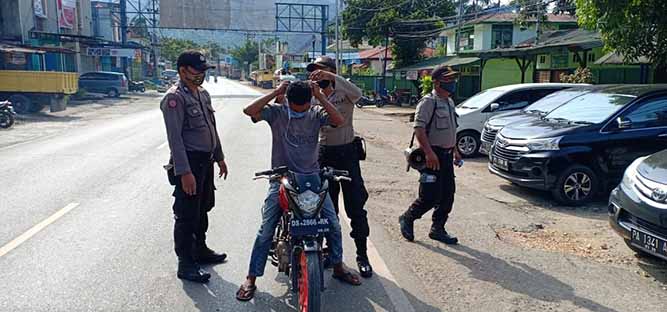 Polisi KPL Gencar Berikan Himbauan dan Bagikan Masker