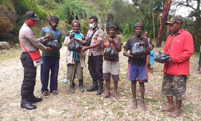Polisi Sosialisasi Bahaya Premanisme dan Covid-19 di Kampung Milimbo