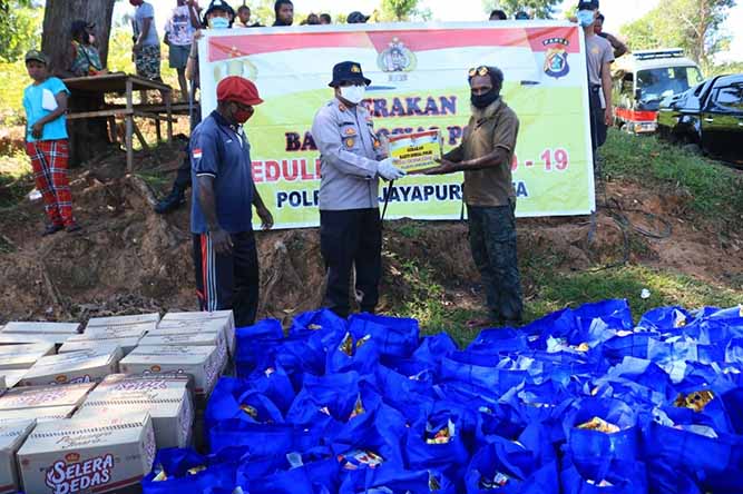 Kapolresta Bagi Ratusan Paket Sembako Ke Masyarakat dan Mahasiswa di Kota Jayapura