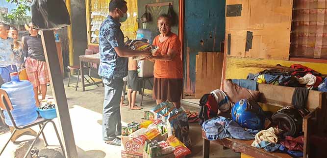 Hari Terakhir Operasi Matoa, Polisi Bagi Sembako Ke 5 KK di APO Pantai