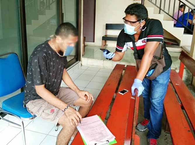 Penyidik Polsek Abepura Serahkan Tersangka Ke Jaksa Secara Online