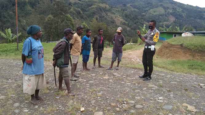 Antisipasi tertular Covid-19, Bhabinkamtibmas Kuwapur sambangi warganya