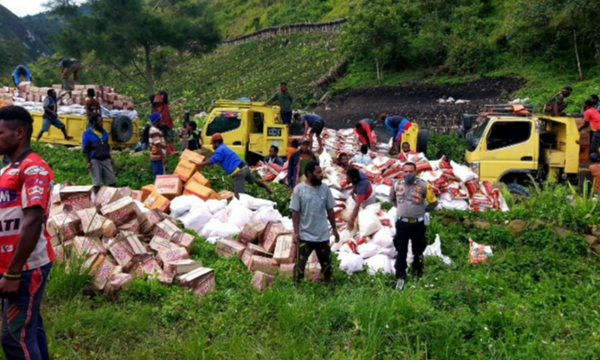 Bhabinkamtibmas Dampingi Pendistribusian Bantuan Pemda Kepada Warga