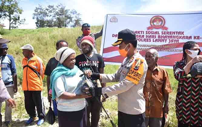 Sambut HUT Bhayangkara ke-74, Polisi Bagi 200 Paket Sembako Ke Warga