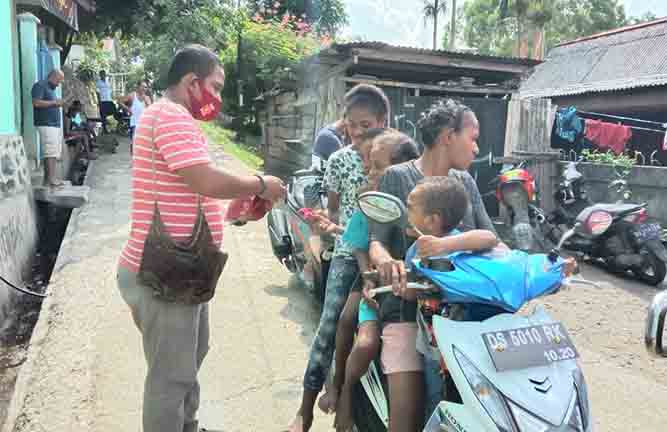 “Peduli Covid-19, Mandenas Bagi Ribuan Masker di Kota Jayapura”
