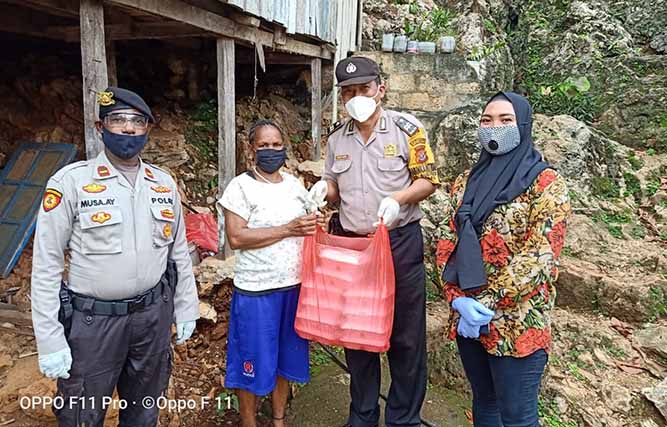 Polisi bagi makanan siap saji di kompleks 45 Japsel