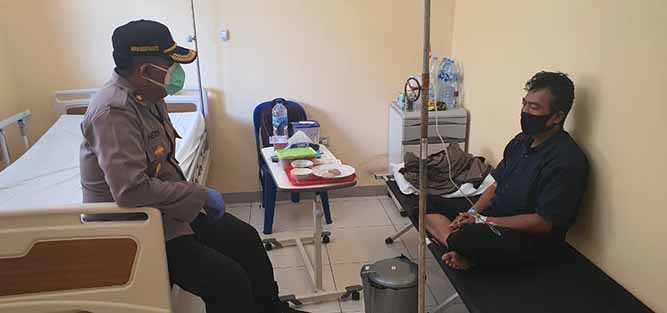 Bentuk Kepedulian Pimpinan, Wakapolresta Jenguk Anggota Sakit