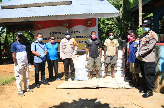 167 Kepala Keluarga Terima Bantuan Beras Dari Mabes Polri