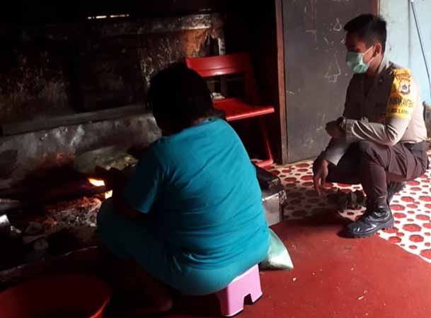 Bhabinkamtibmas di Lanny Jaya Gencar Sosialisasi Pencegahan Penularan Covid-19