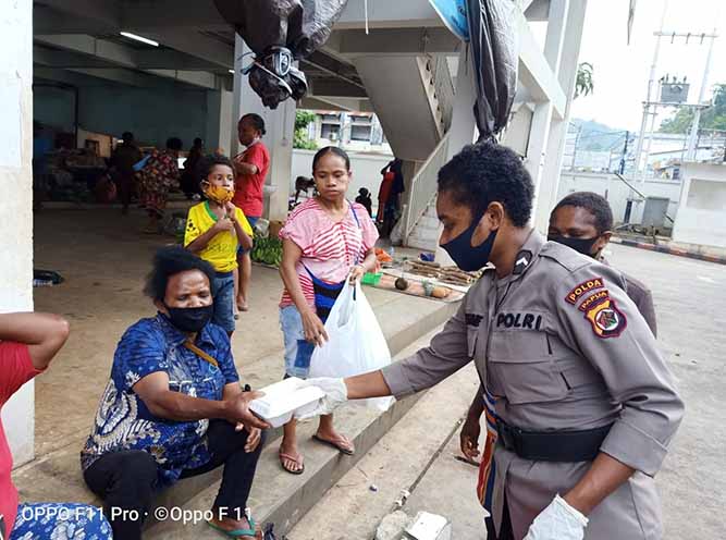 Dapur Umum Polresta Salurkan 300 Kotak Makan di Pasar Mama Papua