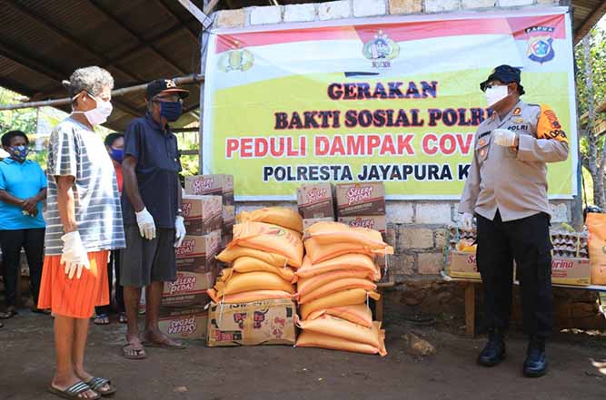 Kapolresta Bagikan 26 Paket Sembako Ke Warga Angkasa