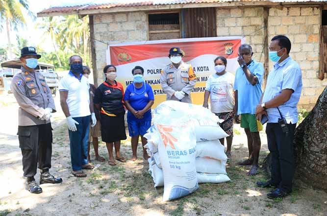 Warga di Pantai Base-G Terima Bantuan 500 Kg Beras Dari Mabes Polri