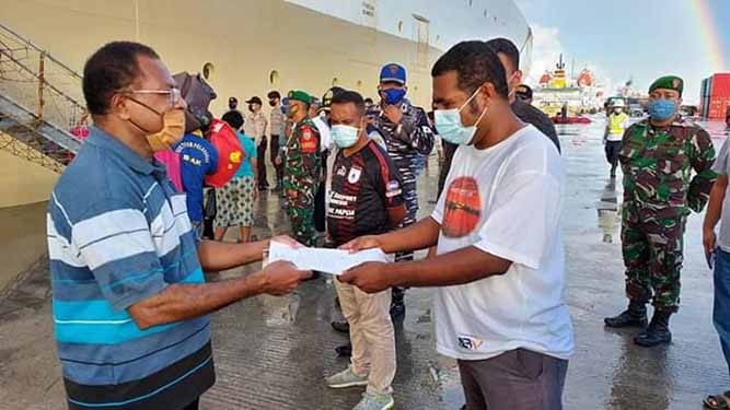 Bupati Biak Pulangkan 48 Warga ke Jayapura