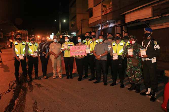 Bhayangkari Jayapura Kota Bagi Masker dan Suplemen Buat Aparat Gabungan