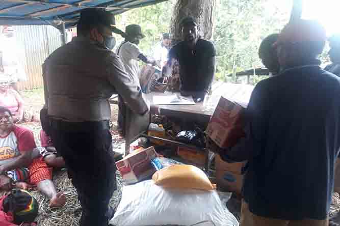 Warga Berduka, Polisi Sambangi dan Berikan Tali Asih