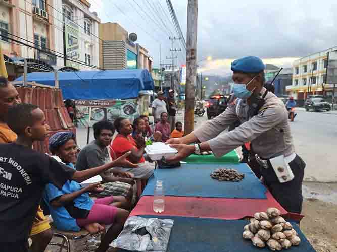 Polresta Bagi Makanan Siap Saji Ke Pedagang Dipinggiran Jalan
