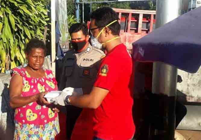 Polsek KPL Bagikan 100 Kotak Makan Kepada Warga