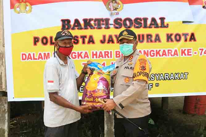Sambut HUT Bhayangkara Ke-74, Polresta Bagi Sembako di Kampung Mosso