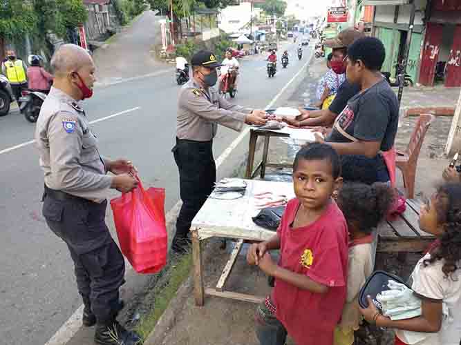 Polsek Japut Salurkan Makanan Siap Saji Ke Para Pedagang