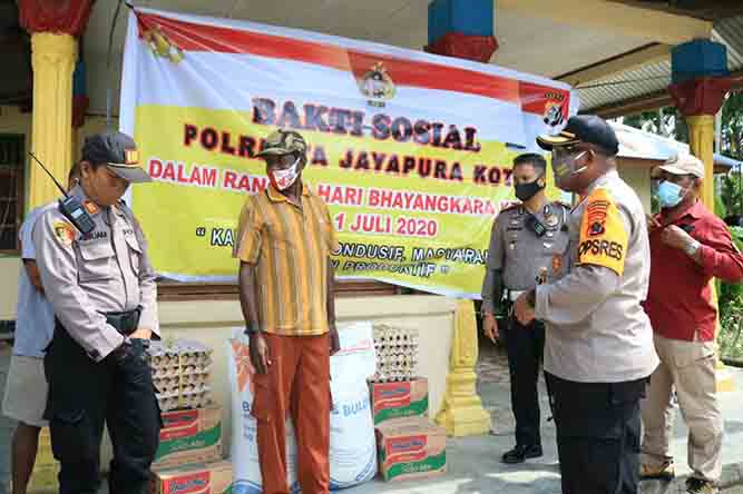 Jelang HUT Polri, Sembako dibagikan ke Ondoafi Koya