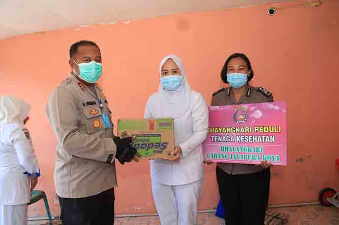 Bhayangkari Cabang Jayapura Kota Peduli Tenaga Kesehatan