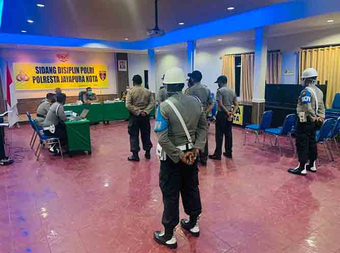 Wakapokresta Pimpin Sidang Disiplin 5 Personil Yang Melanggar