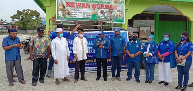 Berbagi Kasih, Partai Demokrat Serahkan Hewan Kurban ke Masjid
