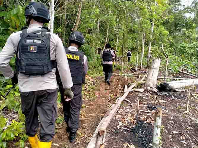 Polisi Gelar Patroli Jalan Kaki Di Perbatasan RI-PNG