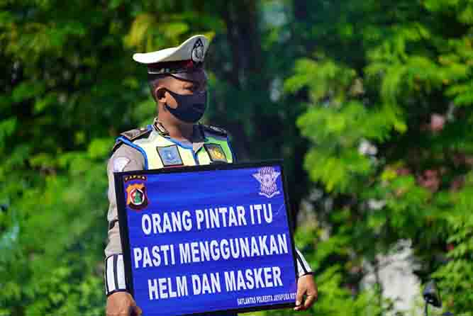 Sat Lantas Sosialisasi Physical Distancing di Traffic Light Dok II