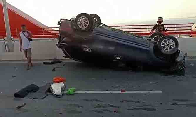 Mobil Terbalik Tabrak di Trotoar Jembatan Youtefa