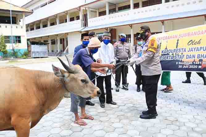 Jelang Hari Raya Qurban, Kapolesta Beri Bantuan Kepada Dua Yayasan