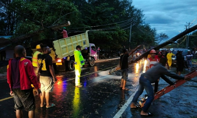 Pohon Tumbang, Polisi Bersama Koramil dan Petugas PLN Bersihkan TKP