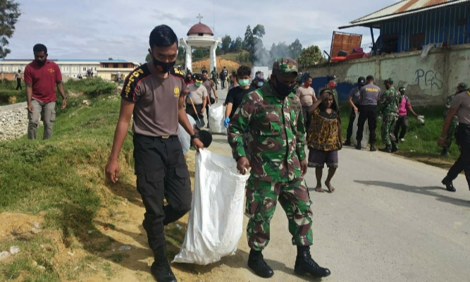 Sambut HUT RI ke-75, TNI-Polri serta Pemda Kerja Bakti Bersihkan Pasar Tiom