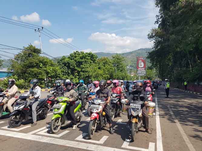 Polisi Terapkan Marka Physical Distancing di Traffic Light