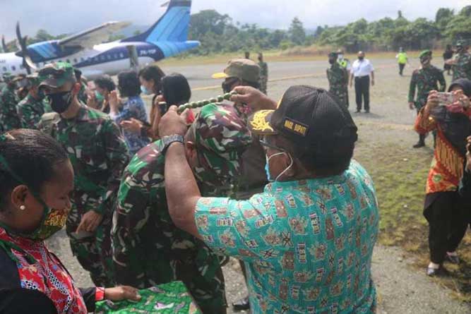 Letjen TNI AD Joppye Onesimus Wayangkau Pulang Kampung Tinjau TMMD