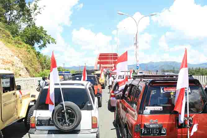 Perserta Kirab Merah Putih Diramaikan Oleh Komunitas Mobil dan Motor