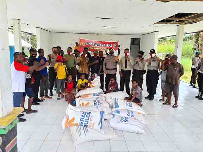 Sentuhan Kasih Polisi Terhadap Masyarakat di Tapal Batas RI PNG