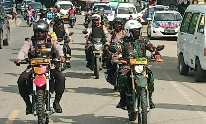 Beri Rasa Aman ke Masyarakat, Kapolsek Abepura Bersama Danramil Gelar Patroli Bermotor