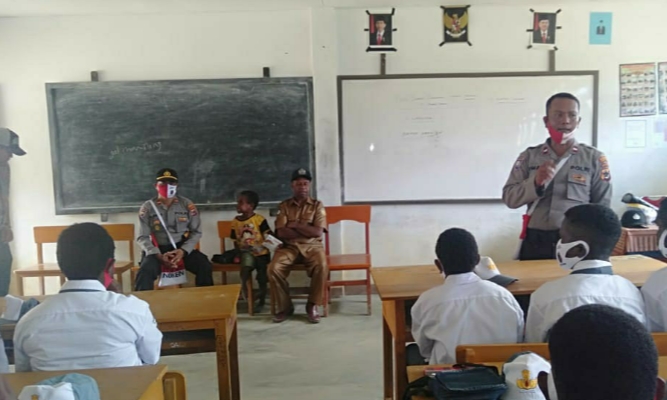Menuju new normal, Polisi di Lanny Jaya Kembali Pi’Ajar Disambut Antusias