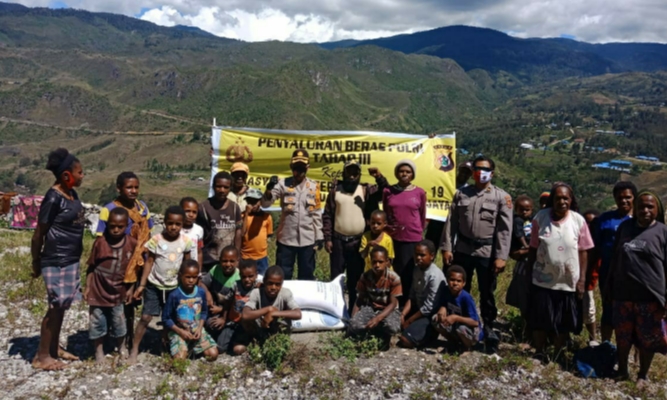 Kapolres Lanny Jaya Distribusikan Beras Bantuan Polri Tahap III di Kampung Takobak