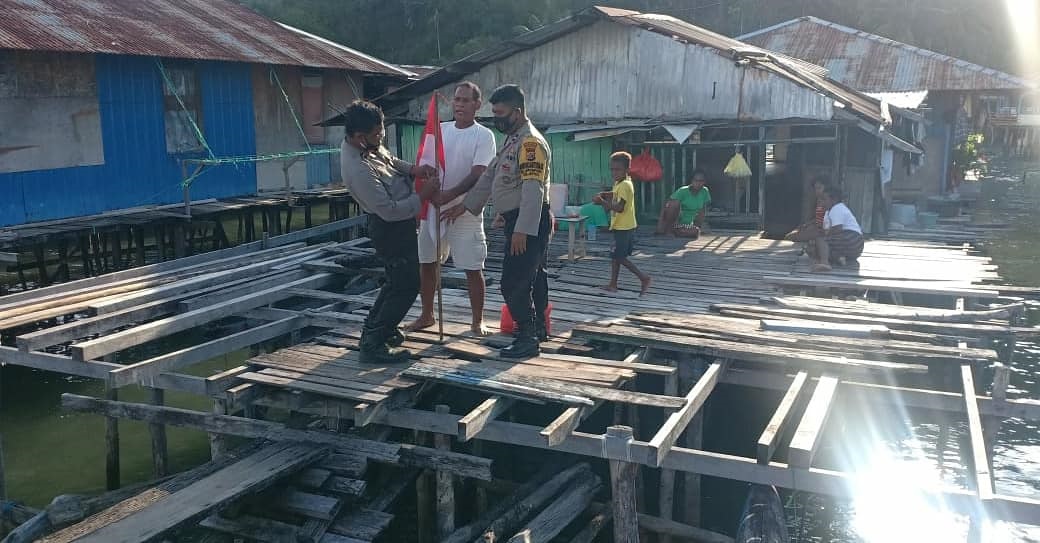 Polsek KPL Bagi Ratusan Bendera Merah Putih di Argapura Pantai